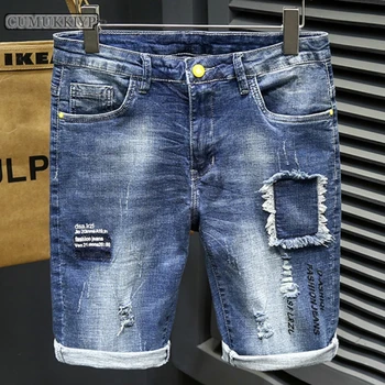 CUMUKKIYP אופנתי קרע של גברים מכנסי ג ' ינס קצרים קיץ החדש בסגנון מזדמן מודפס אישיות אופנתי קוריאה חמש נקודות המכנסיים